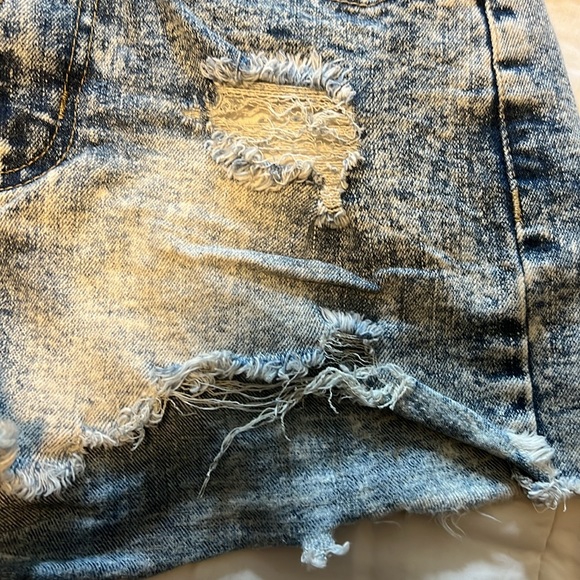 Distressed light blue shorts - Picture 7 of 7